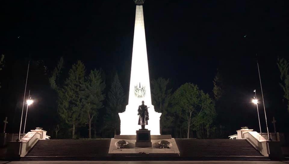 Osvetlenie pamätníka vo Svidníku (SK)