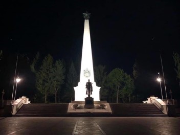 Osvetlenie pamätníka vo Svidníku (SK)