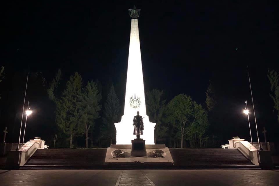 Osvetlenie pamätníka vo Svidníku (SK)